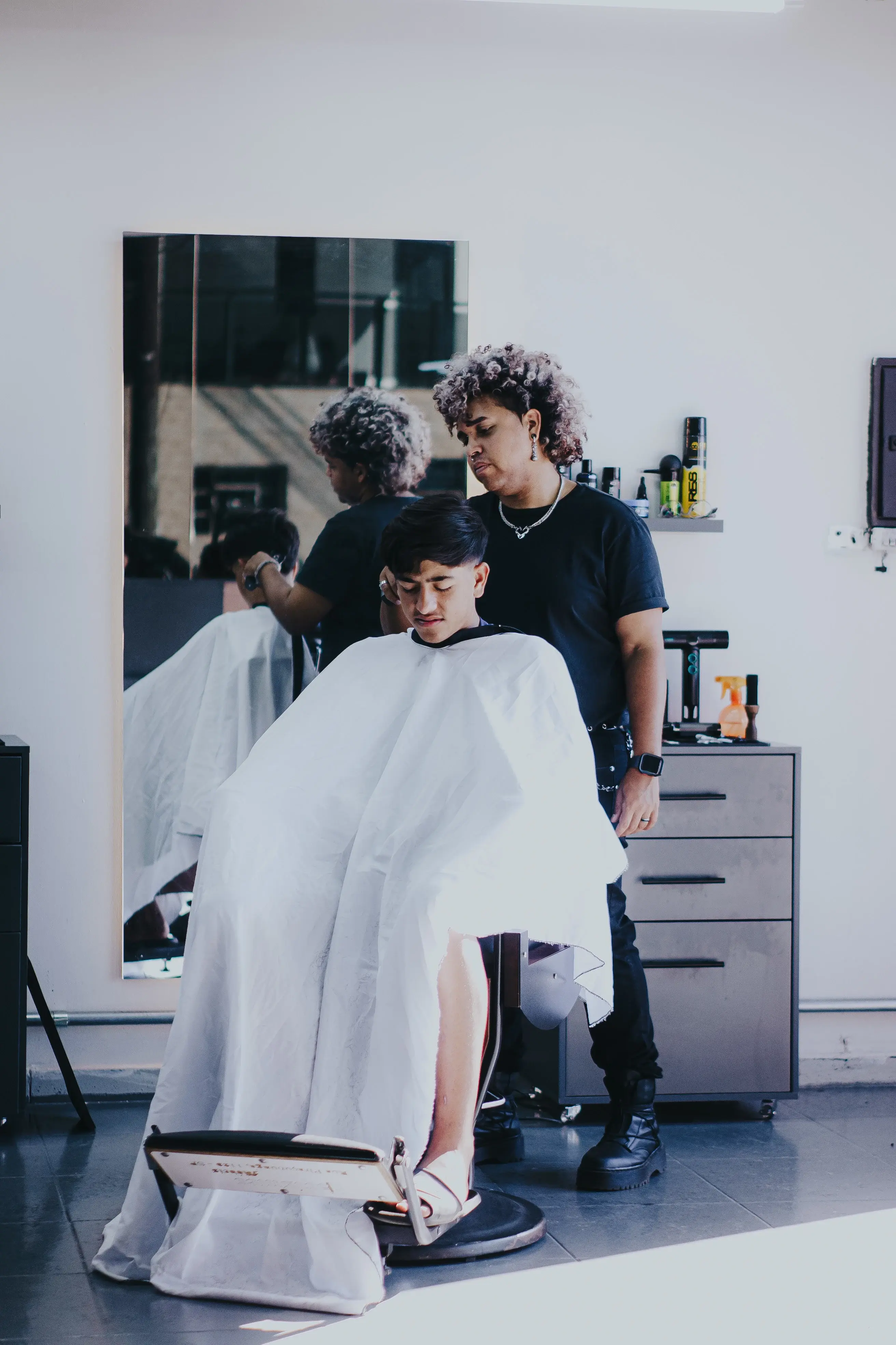 Atendimento na cadeira da Barbearia Kings
