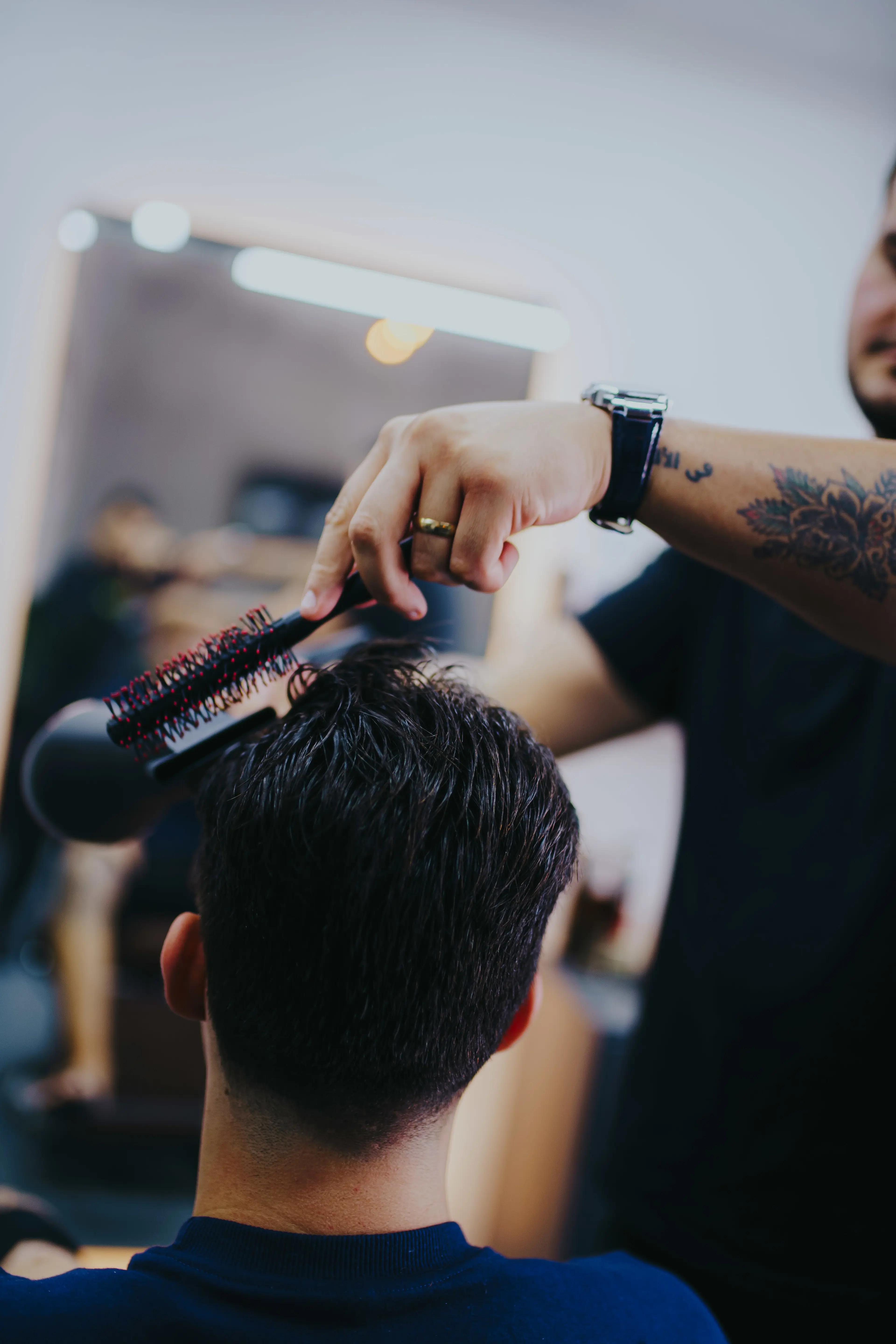 Finalização com escova na Barbearia Kings