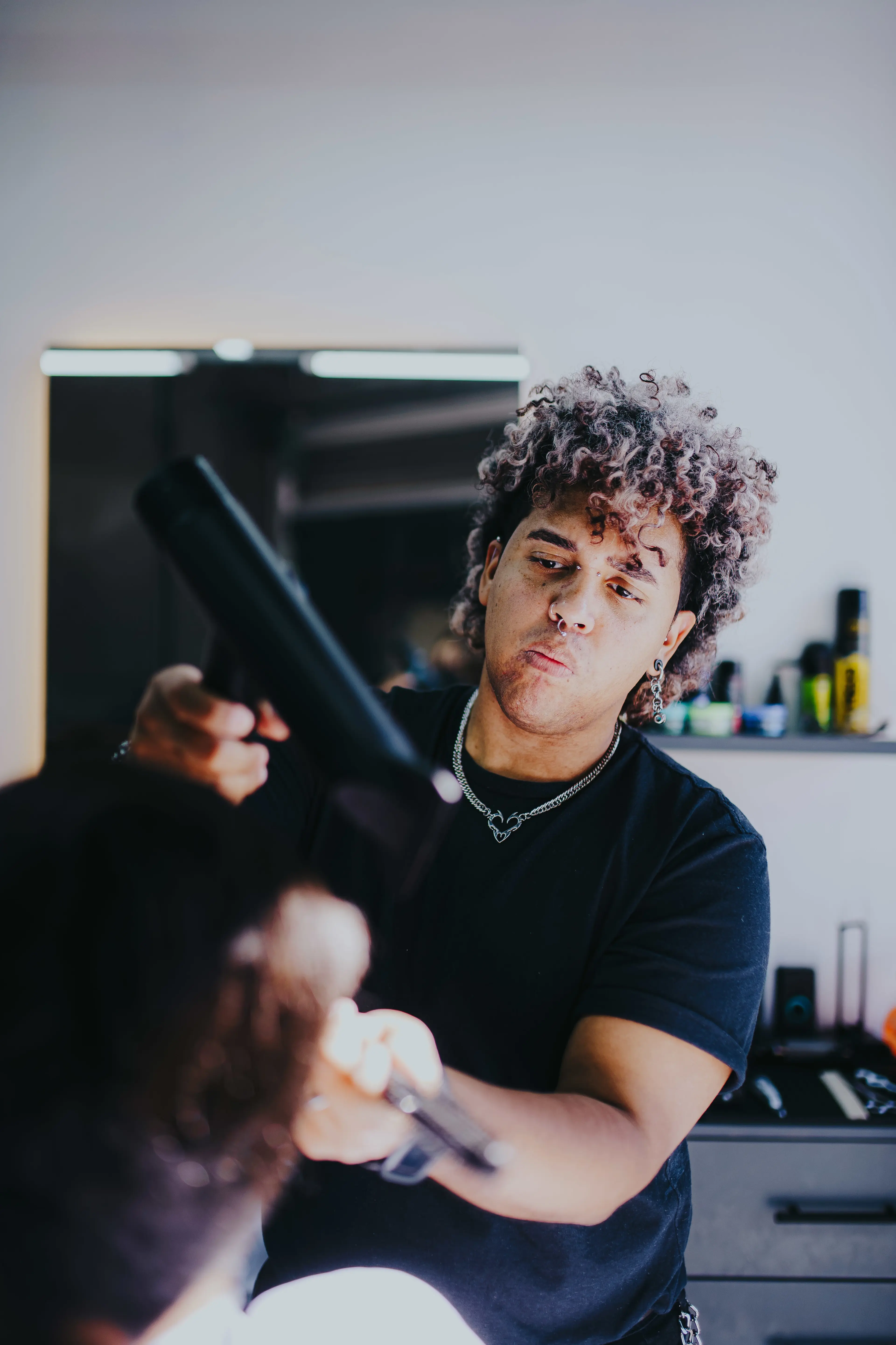 Detalhe de finalização de corte na Barbearia Kings