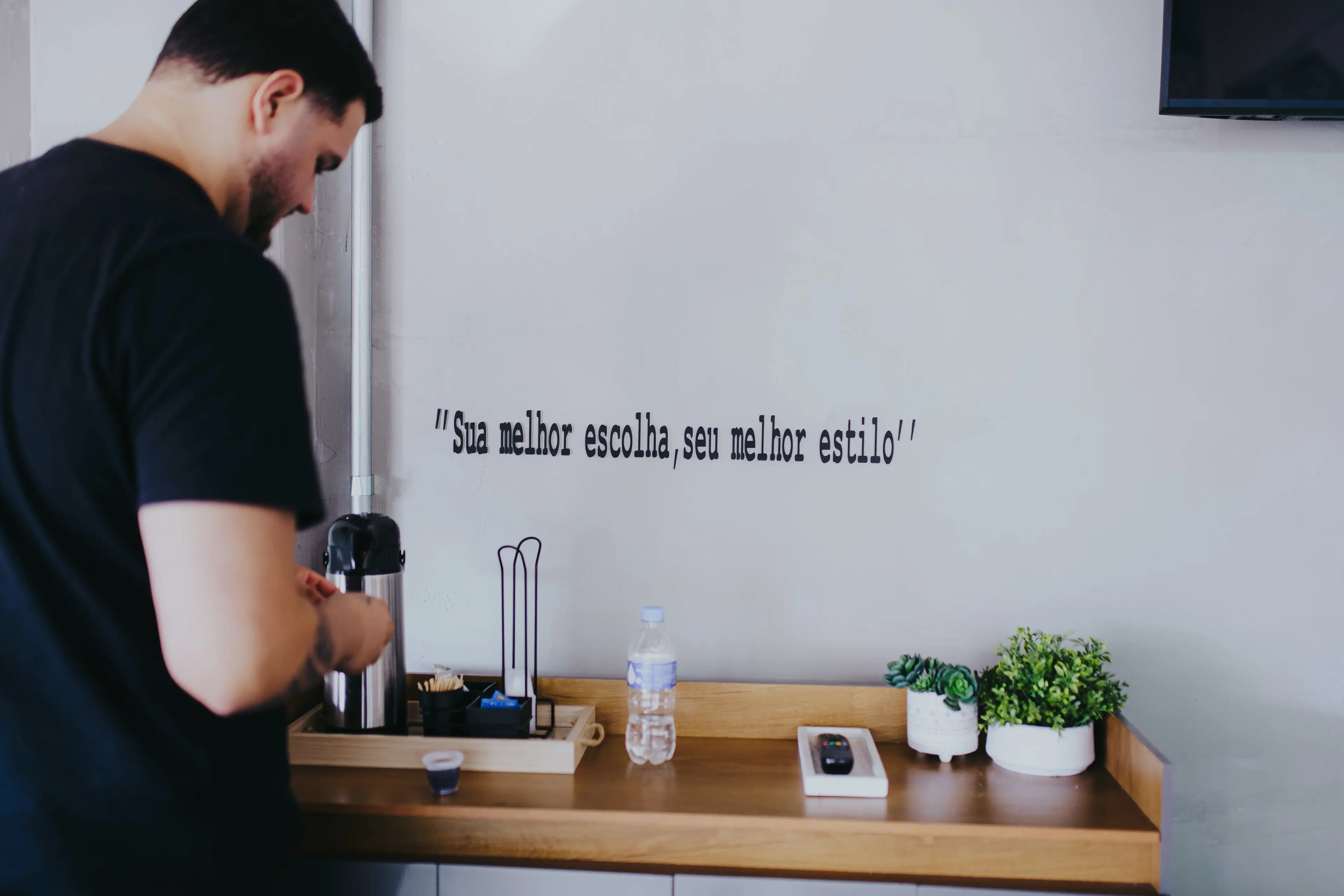 'Sua melhor escolha, seu melhor estilo' — parede da Barbearia Kings
